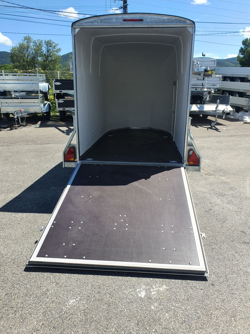 Fourgon Niewiadów F1334 polyester avec Pont de chargement + porte latérale